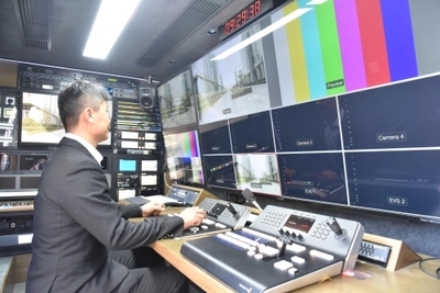 煙臺(tái)經(jīng)濟(jì)技術(shù)開(kāi)發(fā)區(qū) 全國(guó)首臺(tái)8K小型轉(zhuǎn)播車(chē)亮相，‘8K+5G’技術(shù)讓現(xiàn)場(chǎng)近在咫尺